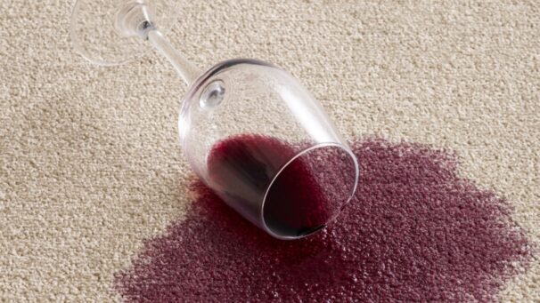 Como tirar mancha de vinho? veja o passo a passo